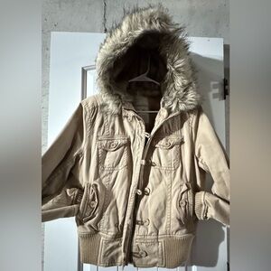 WOMENS/JUNIORS—XL—“Aeropostale”
Beige/Tan Faux Fur Hooded Jacket